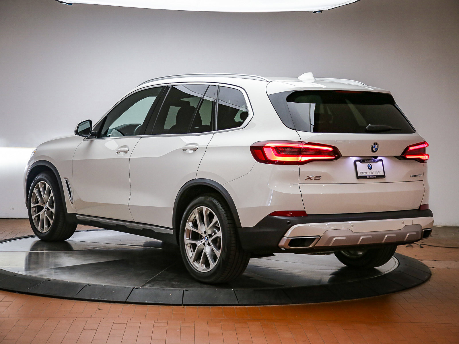 Certified 2022 BMW X5 xDrive40i w/ Parking Assistance Package AWD/4WD image 2