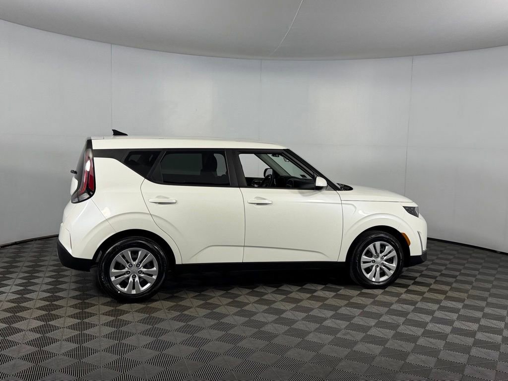 Used 2025 Kia Soul LX FWD image 5