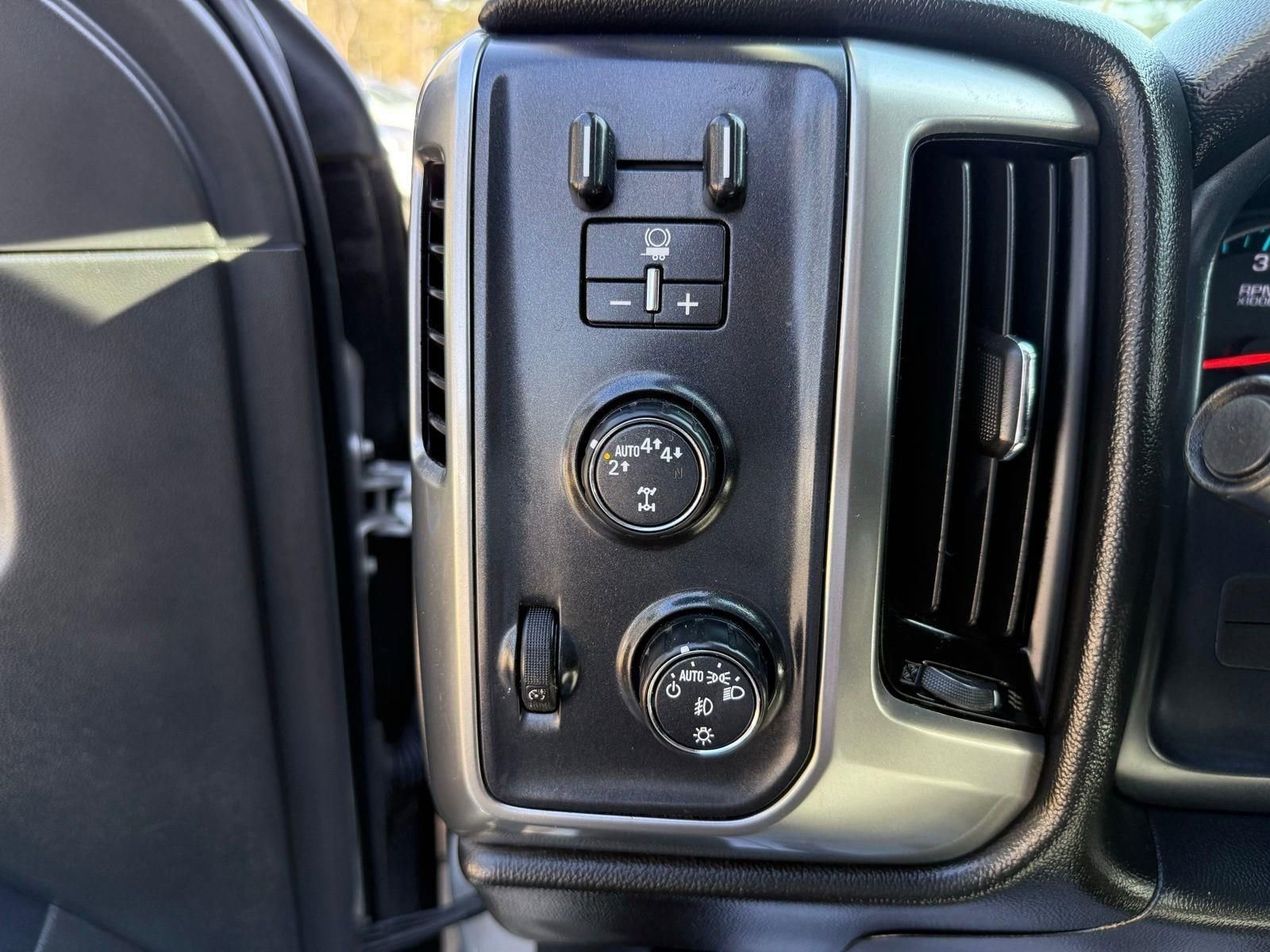 Used 2018 Chevrolet Silverado 1500 LT w/ All Star Edition AWD/4WD image 38