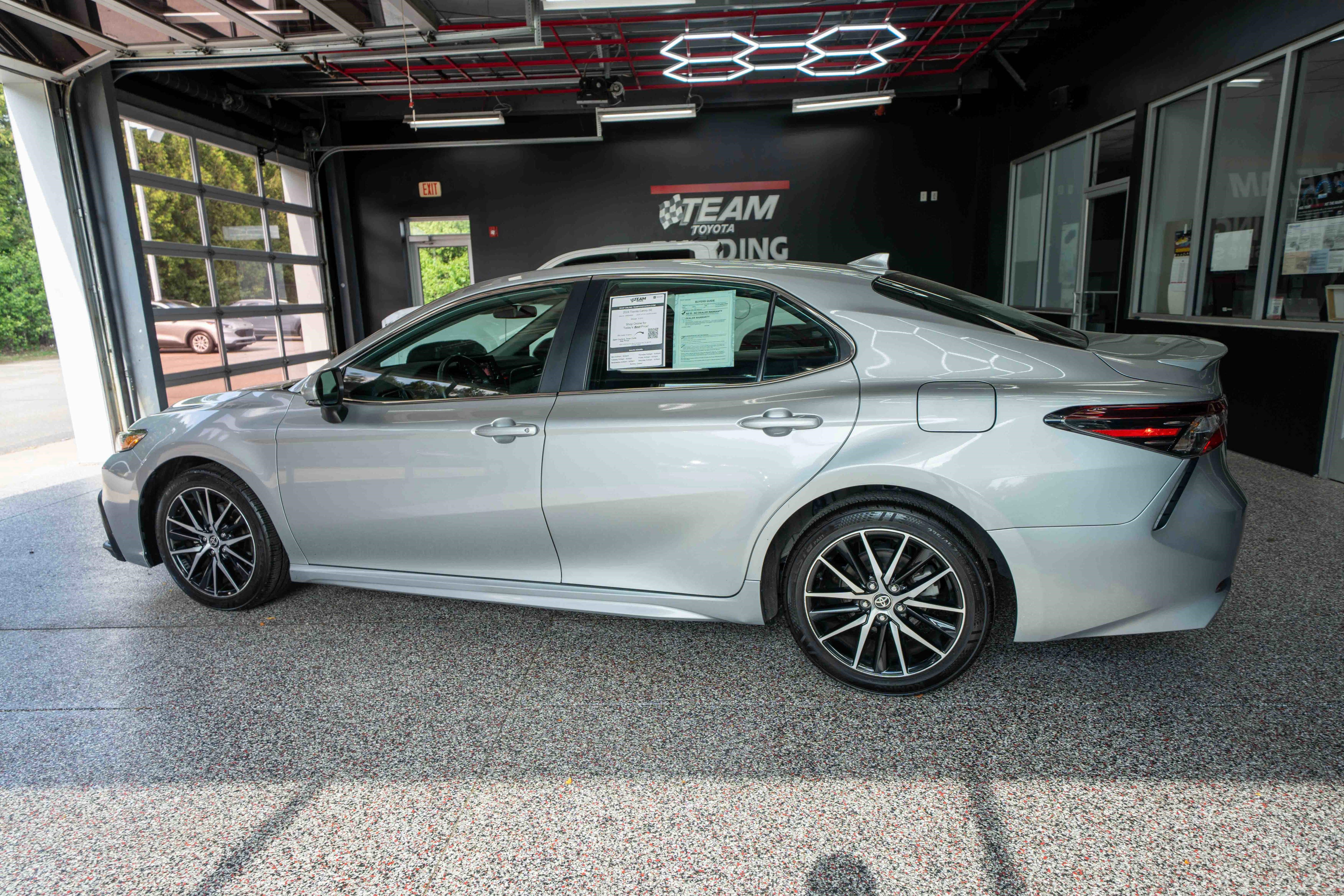 Used 2024 Toyota Camry SE FWD image 2