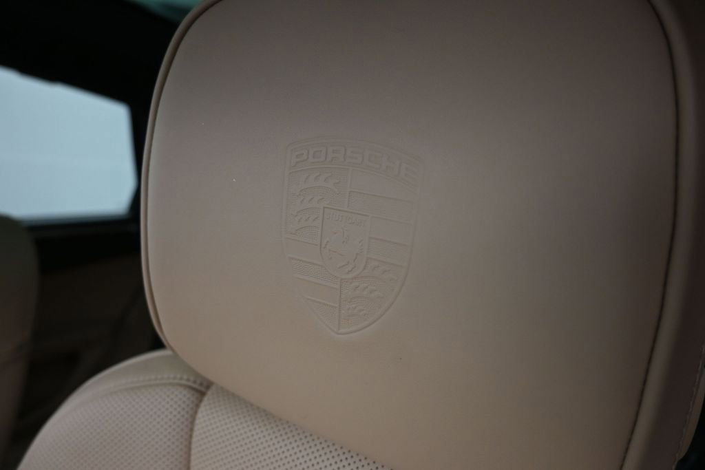 Certified 2024 Porsche Macan AWD/4WD image 9