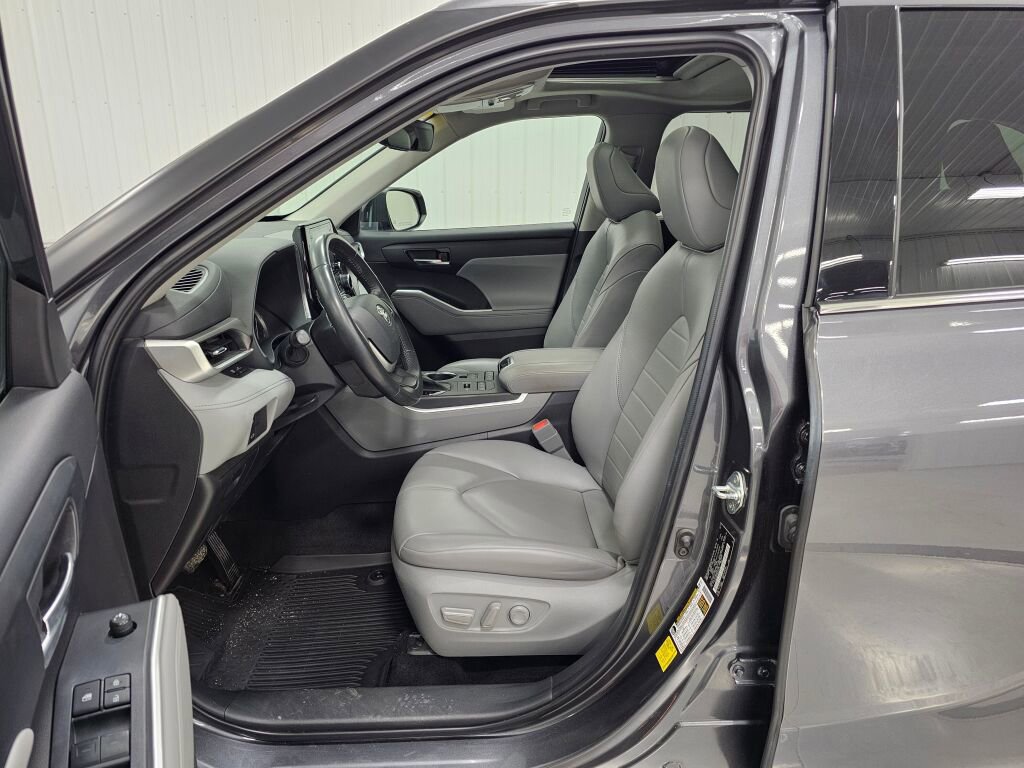 Used 2022 Toyota Highlander XLE image 12