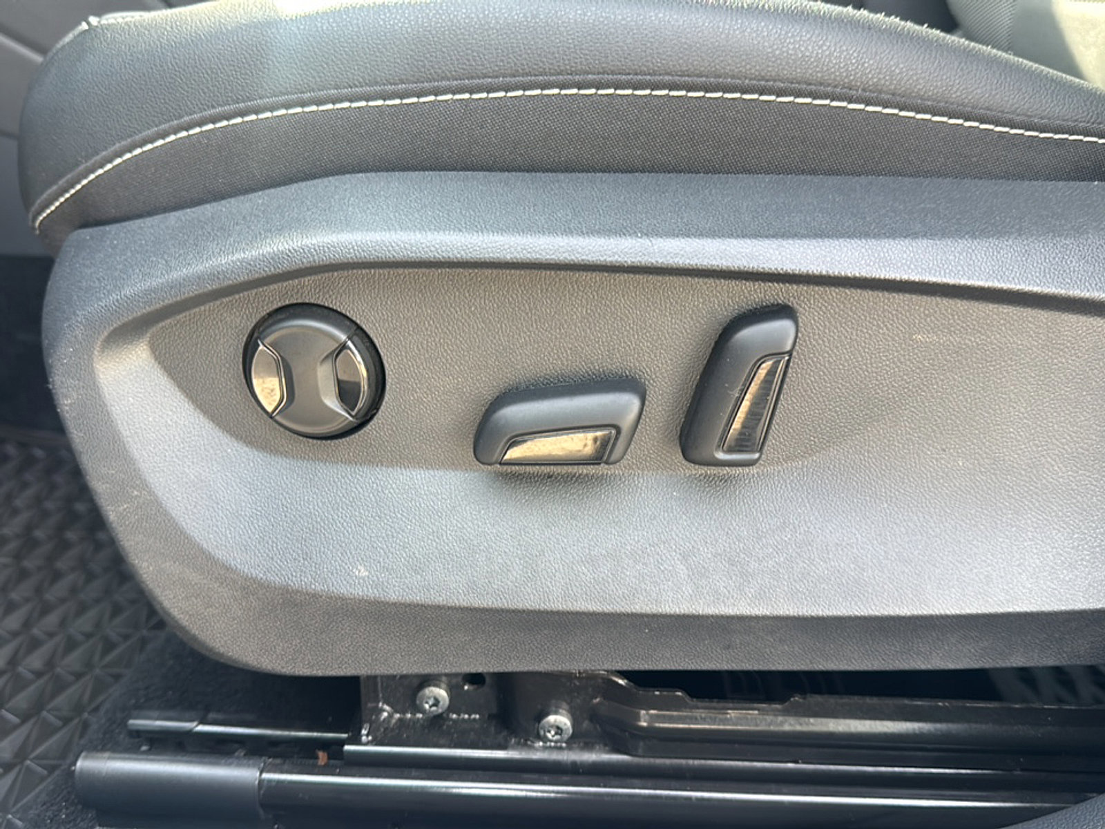 Used 2024 Volkswagen Taos SE image 13