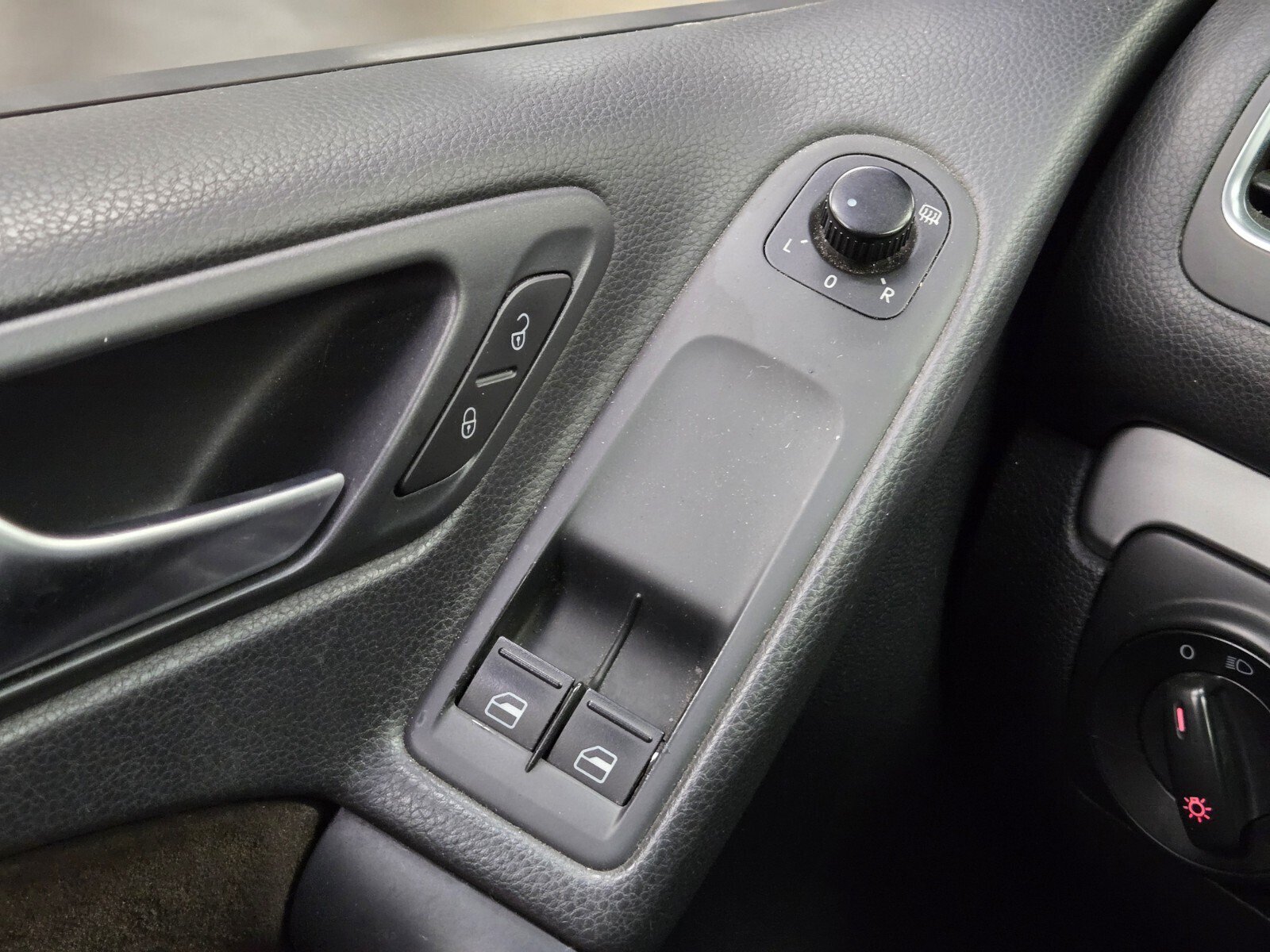 Used 2011 Volkswagen Golf 2-Door FWD image 19