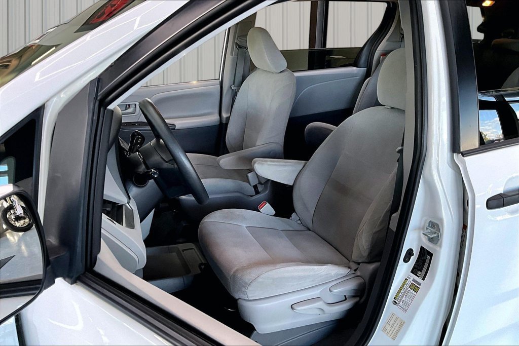 Used 2020 Toyota Sienna L FWD image 20