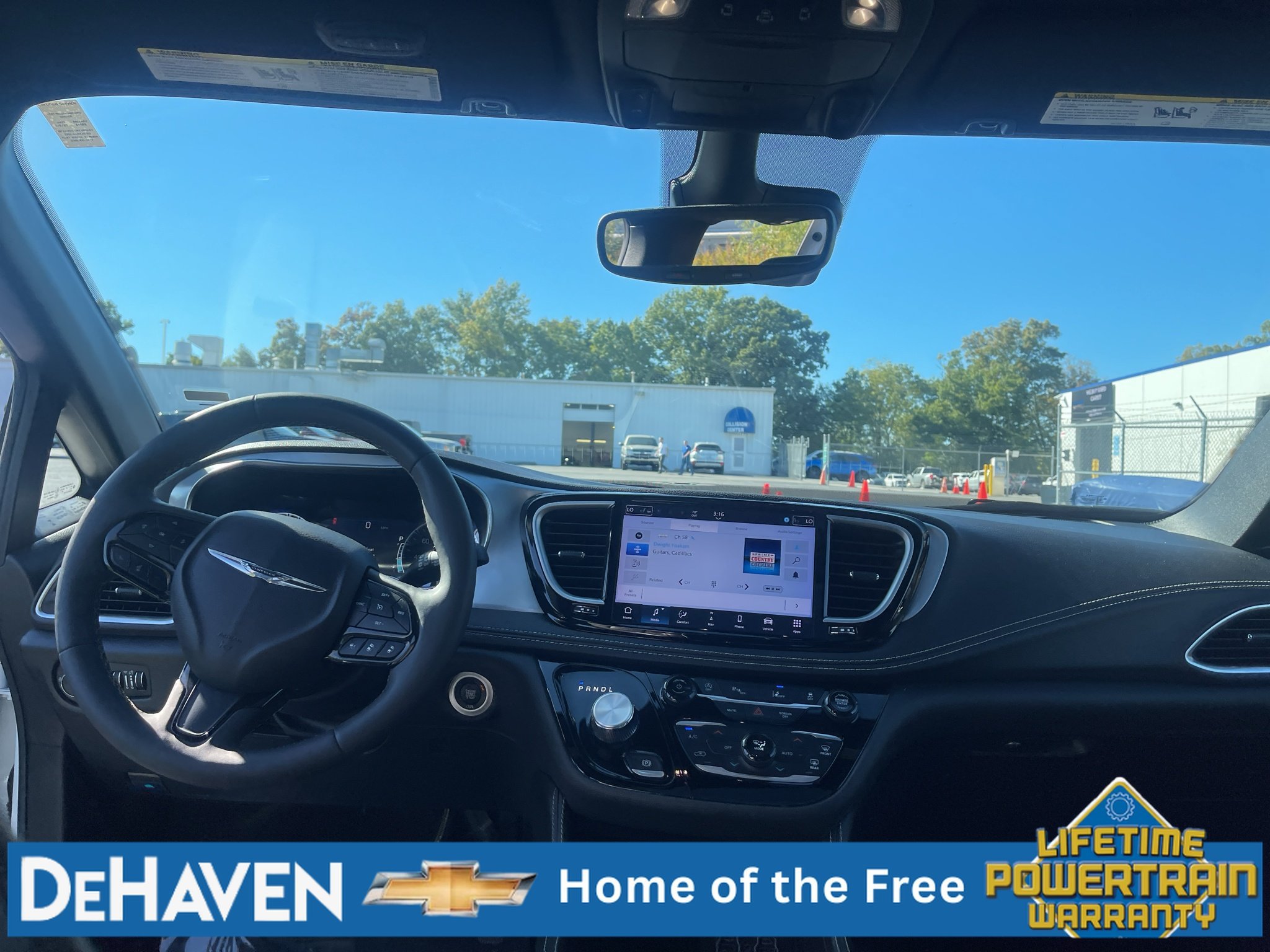 Used 2025 Chrysler Pacifica Limited FWD image 21