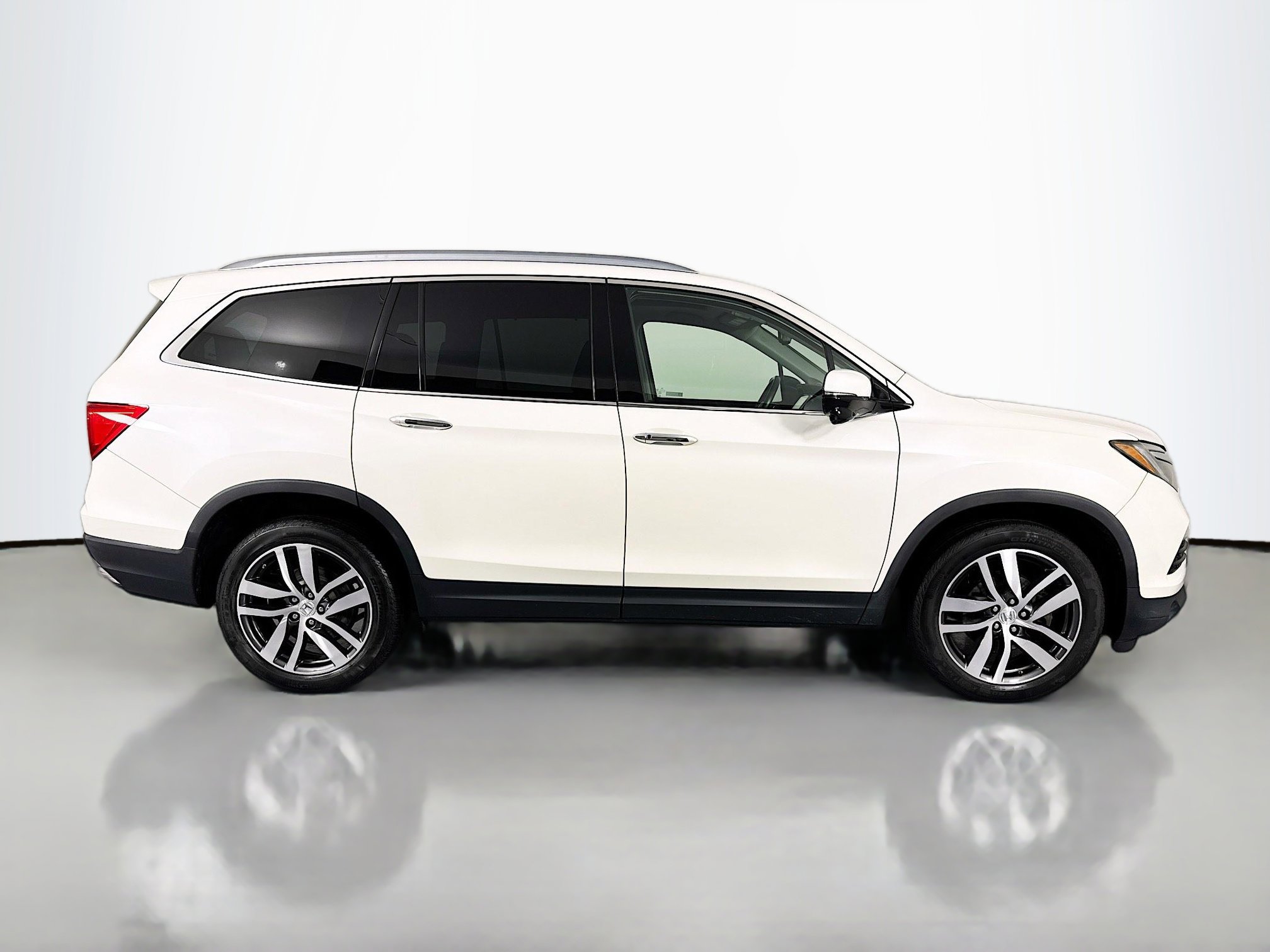 Certified 2018 Honda Pilot Touring image 4