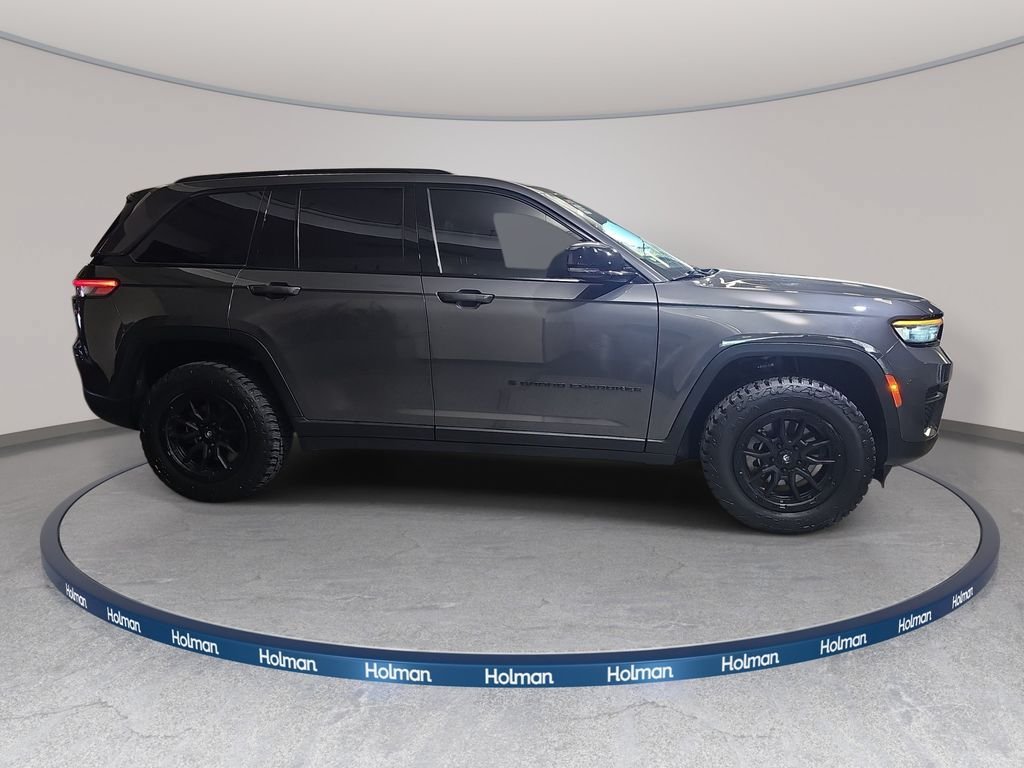 Used 2022 Jeep Grand Cherokee Altitude AWD/4WD image 5