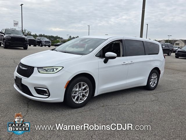 Used 2023 Chrysler Pacifica Touring-L FWD image 3