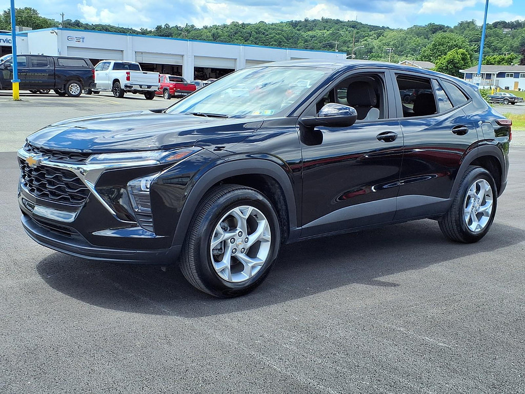 Used 2024 Chevrolet Trax LS w/ LS Convenience Package FWD image 2