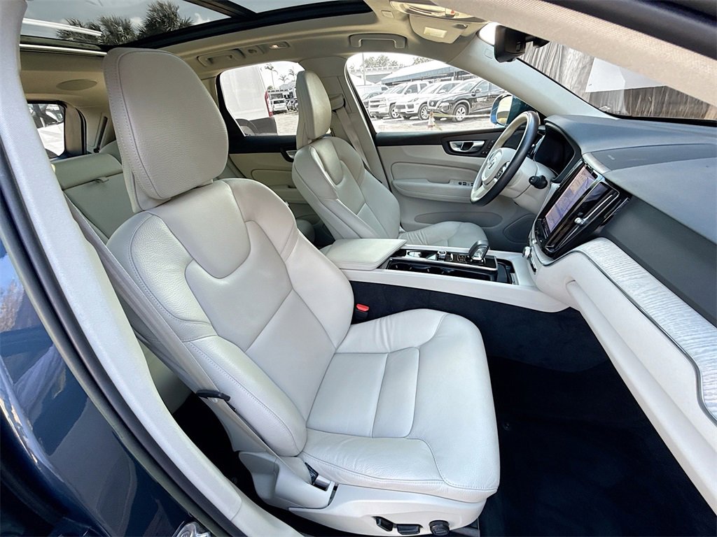 Used 2023 Volvo XC60 B5 Plus image 33
