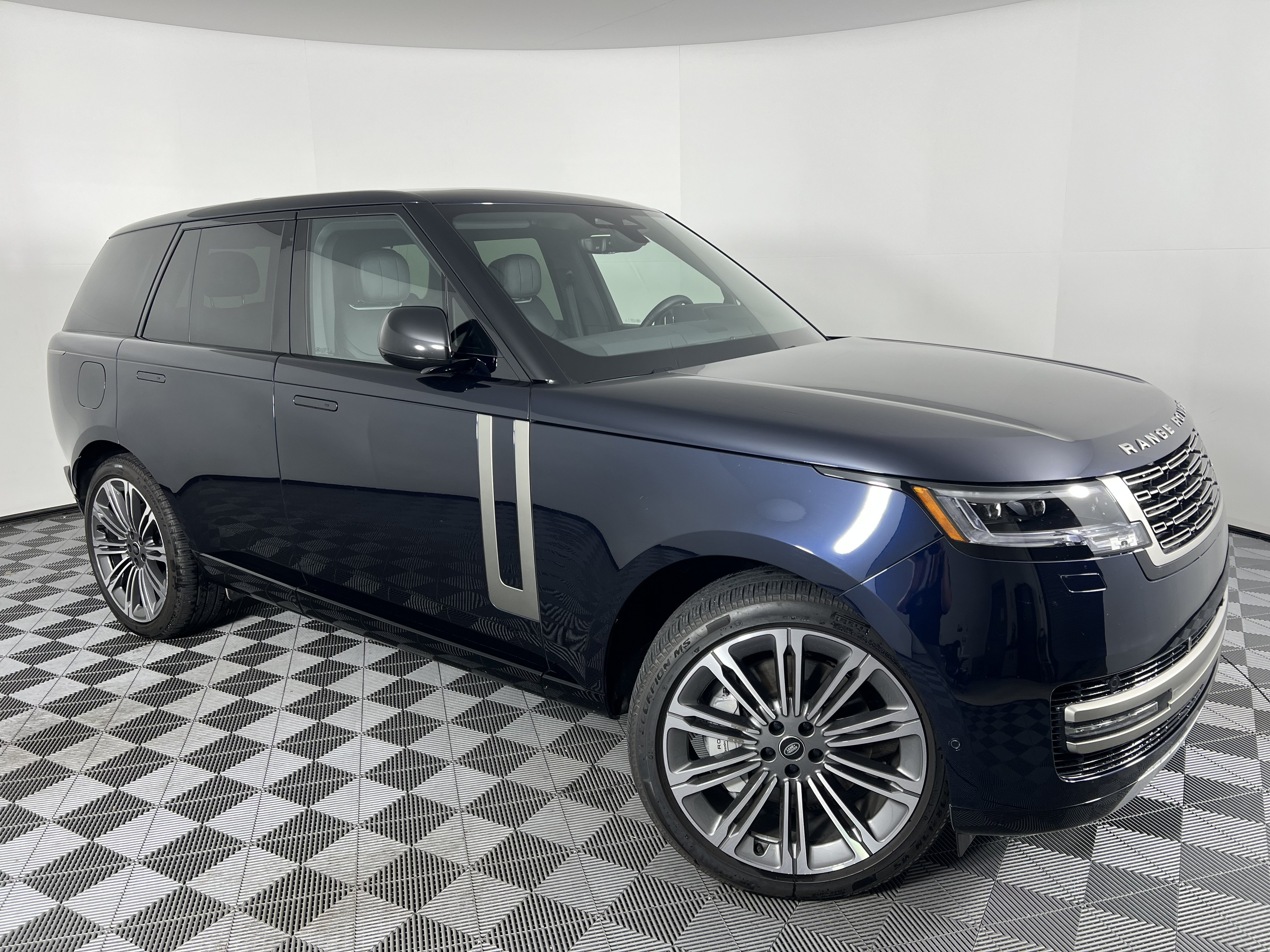 Used 2025 Land Rover Range Rover SE AWD/4WD image 2