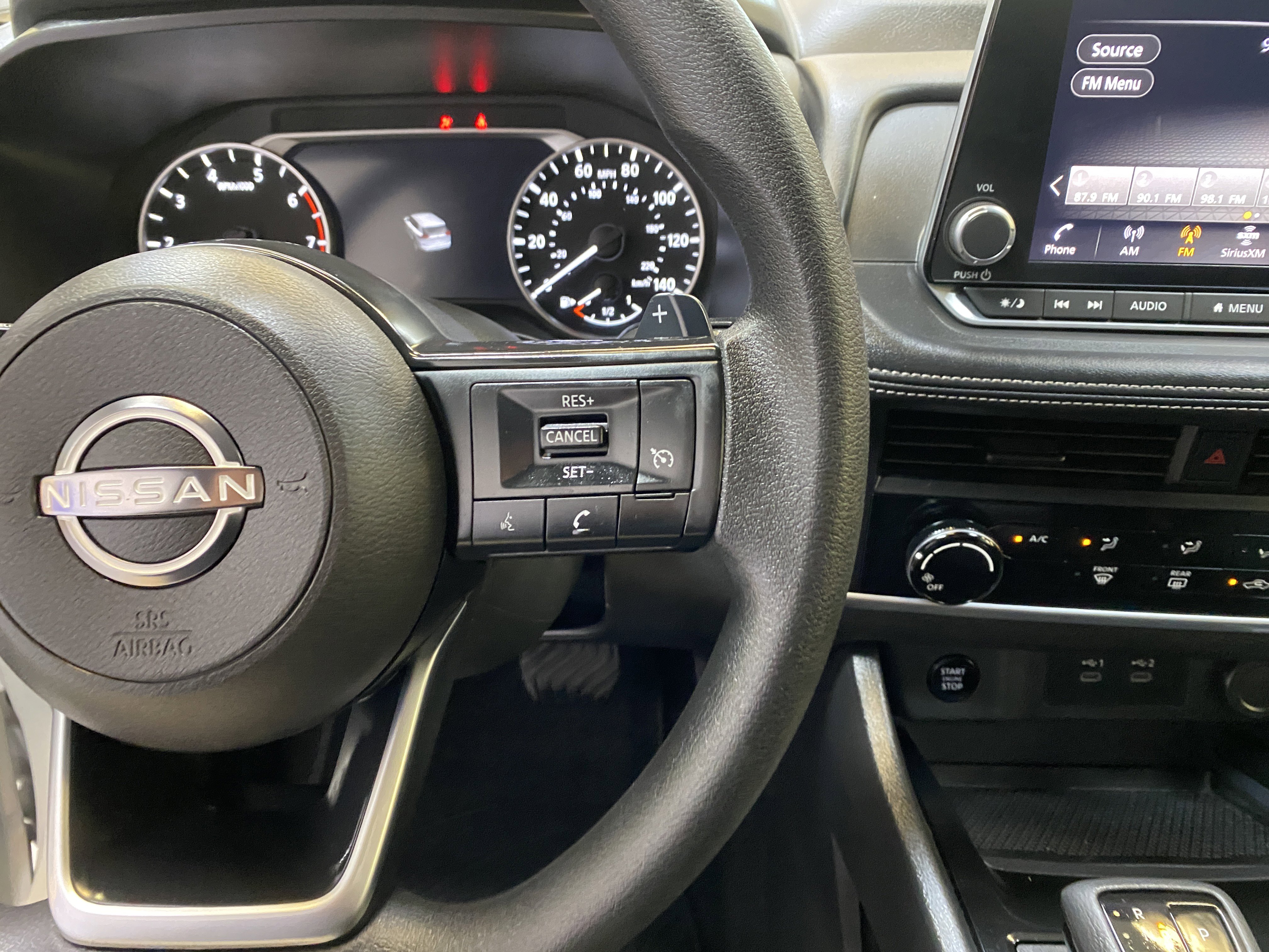 Used 2024 Nissan Rogue S image 31