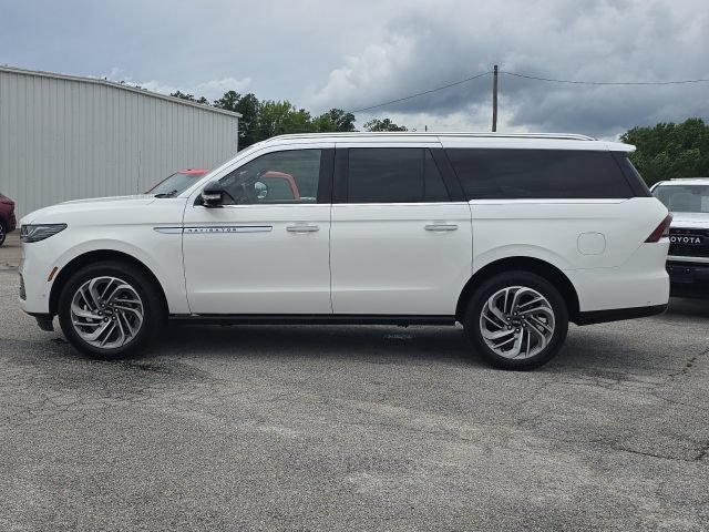 Used 2025 Lincoln Navigator L Reserve AWD/4WD image 2
