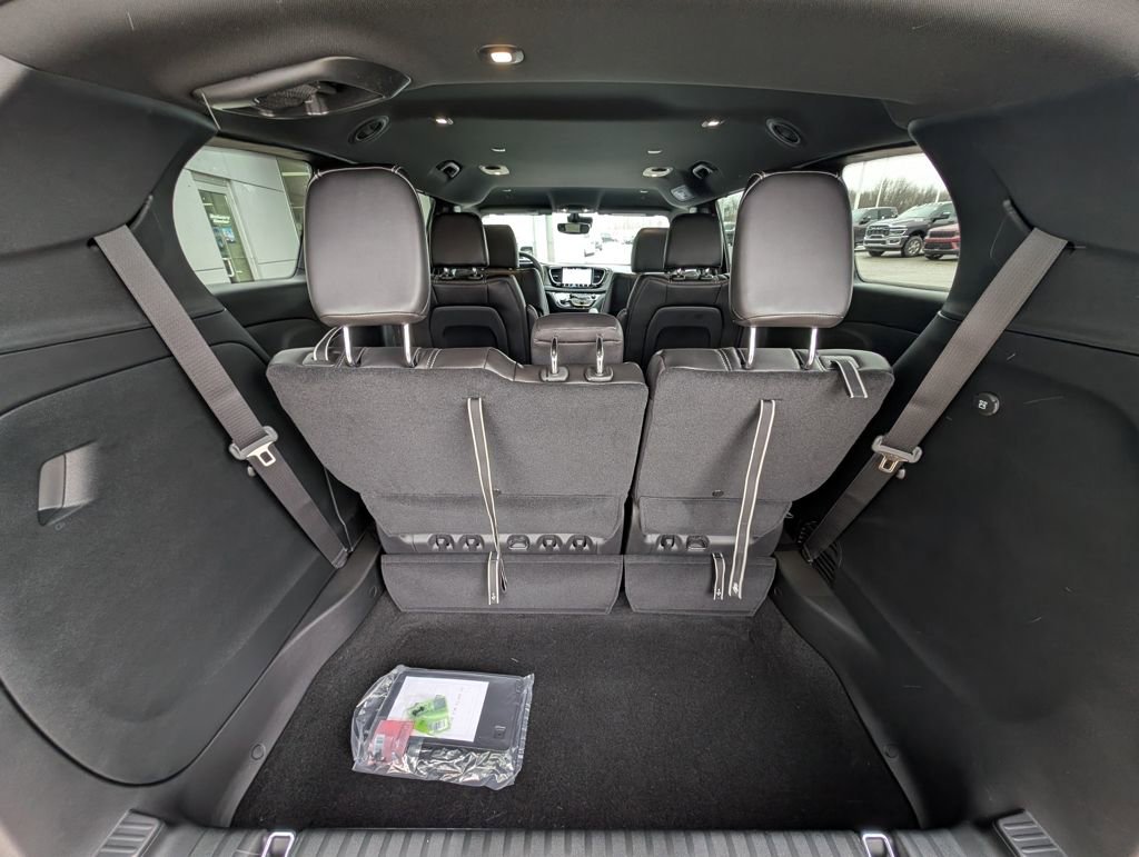 New 2026 Chrysler Pacifica Select w/ S Appearance Package image 12