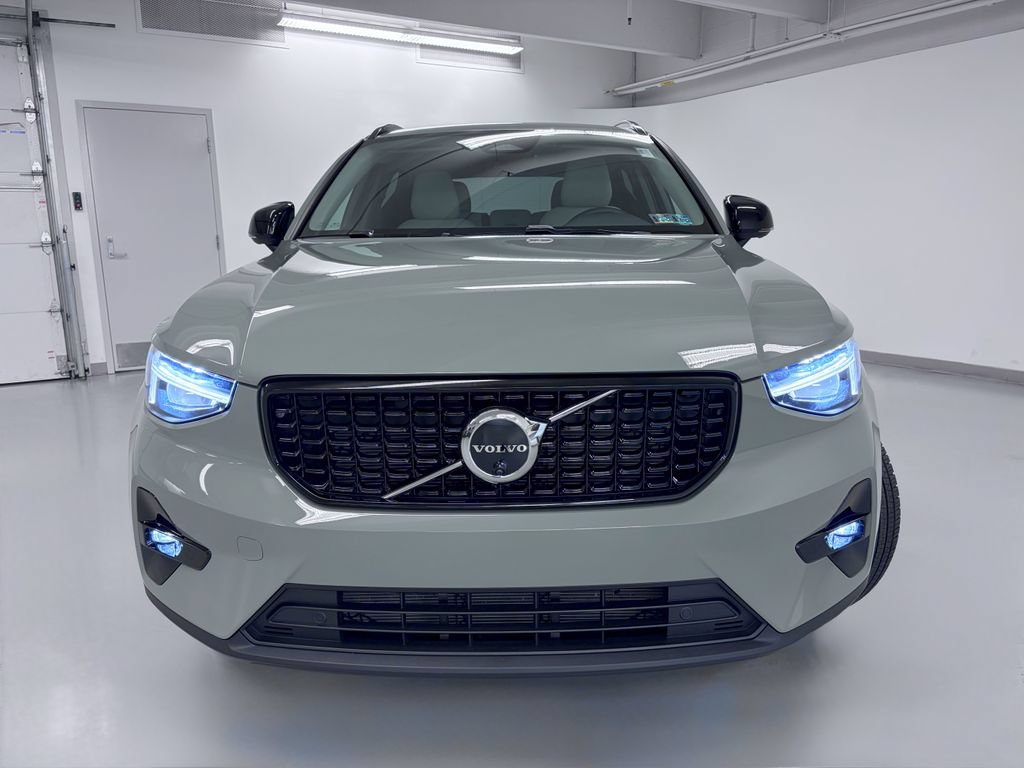 Used 2025 Volvo XC40 B5 Ultra w/ Climate Package AWD/4WD image 3