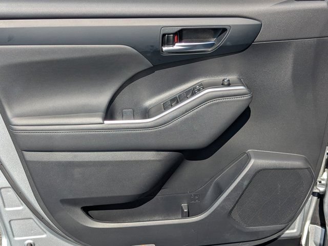 Used 2023 Toyota Highlander XLE AWD/4WD image 10