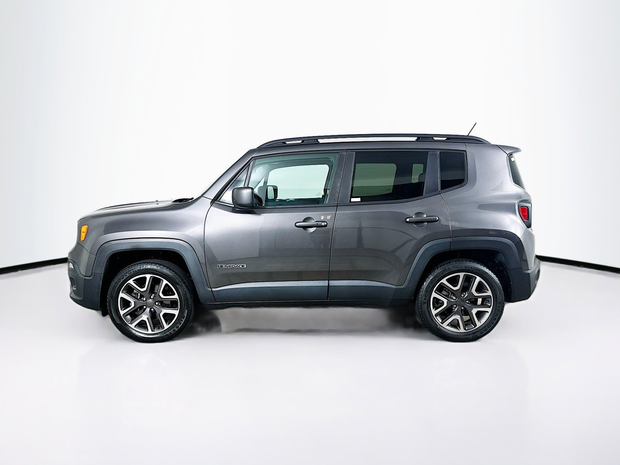 Used 2017 Jeep Renegade Latitude w/ Cold Weather Group AWD/4WD image 4