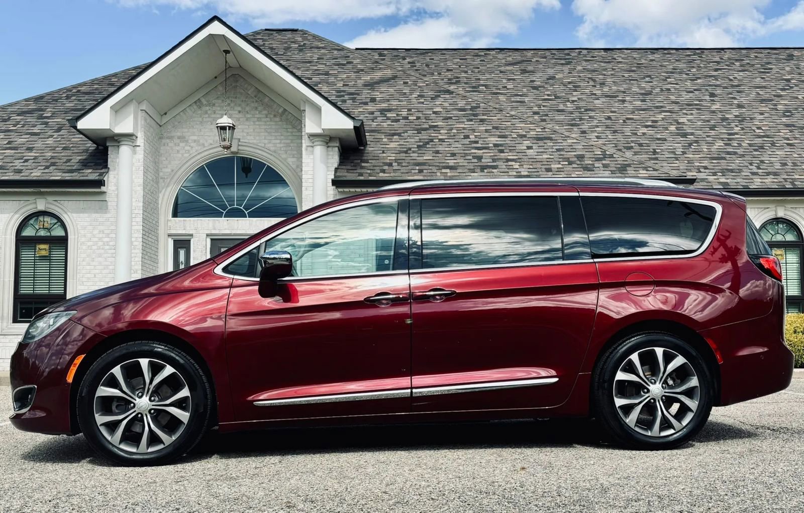 Used 2018 Chrysler Pacifica Limited w/ Tire & Wheel Group FWD image 7