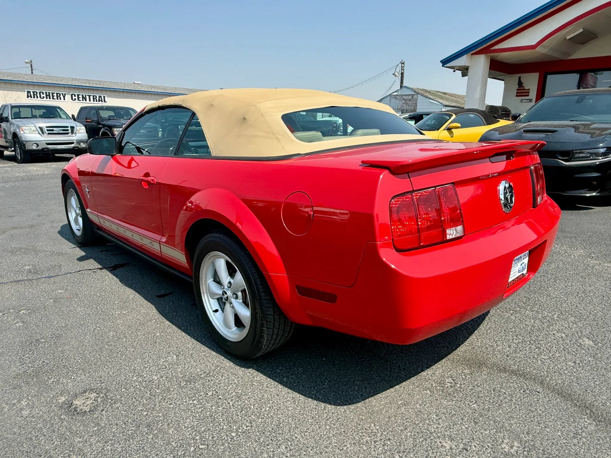 Used 2008 Ford Mustang Convertible RWD image 3