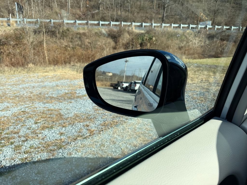 Used 2024 Chrysler Pacifica Touring-L image 10