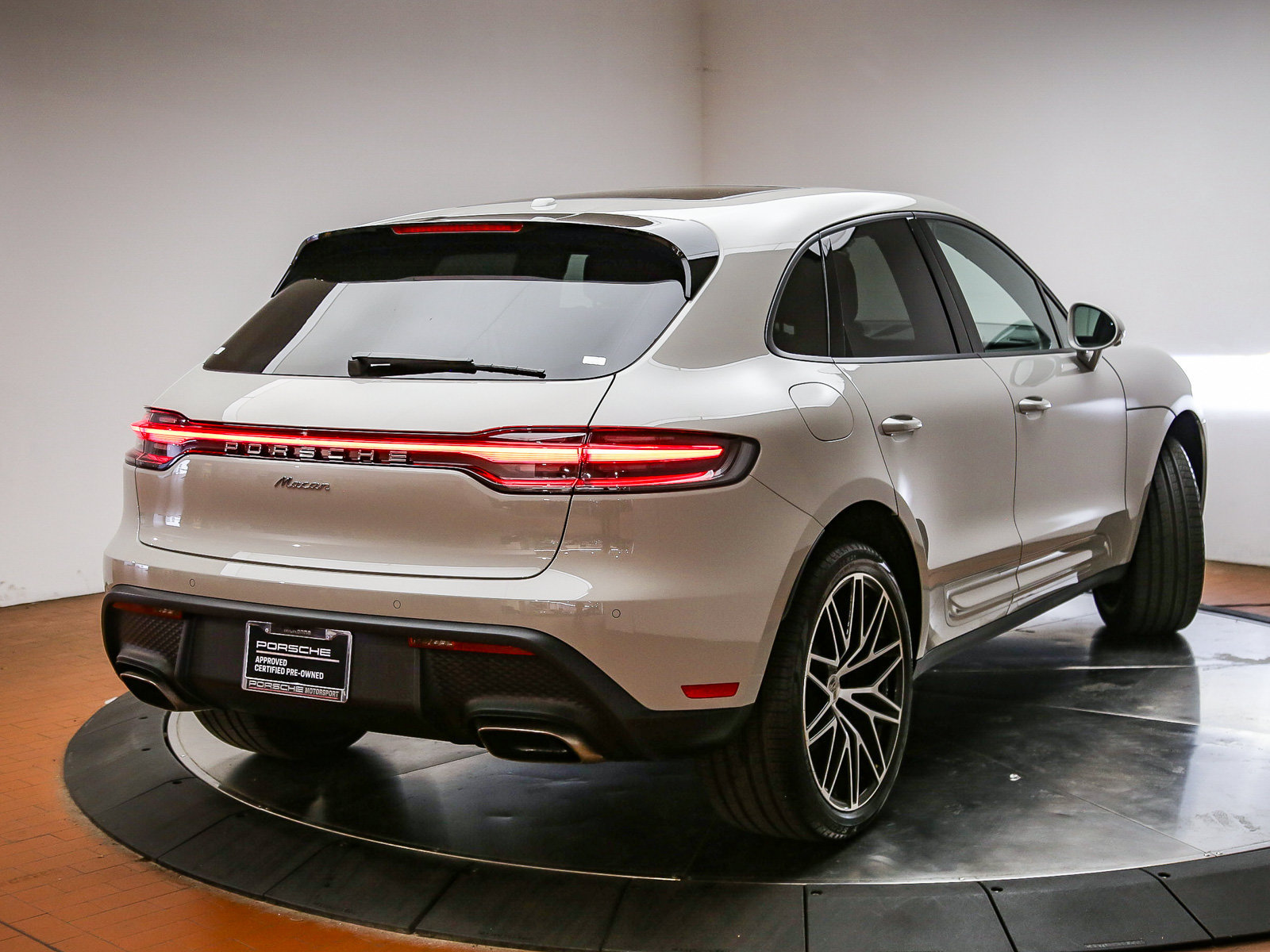 Certified 2026 Porsche Macan AWD/4WD image 8