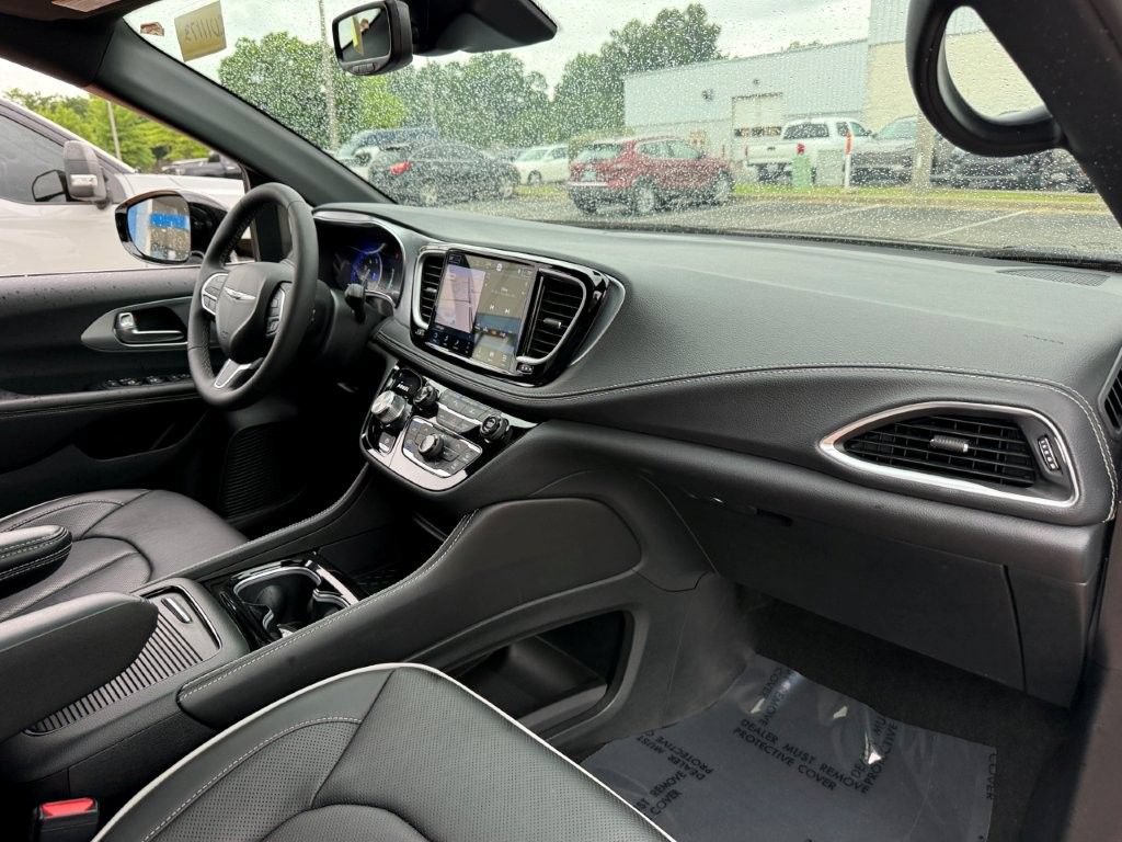Used 2026 Chrysler Pacifica Limited FWD image 23