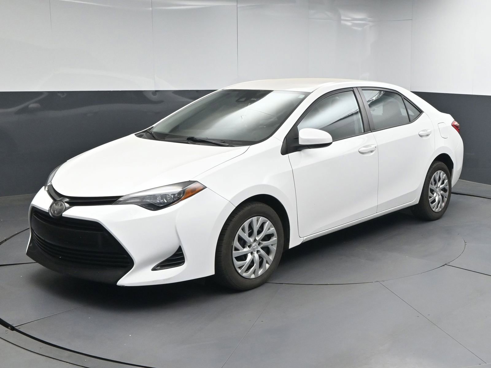 Used 2019 Toyota Corolla LE image 3