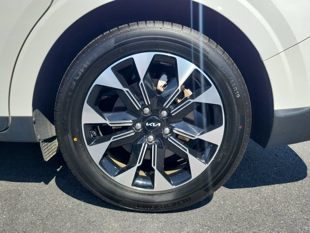 Certified 2024 Kia Carnival EX FWD image 8