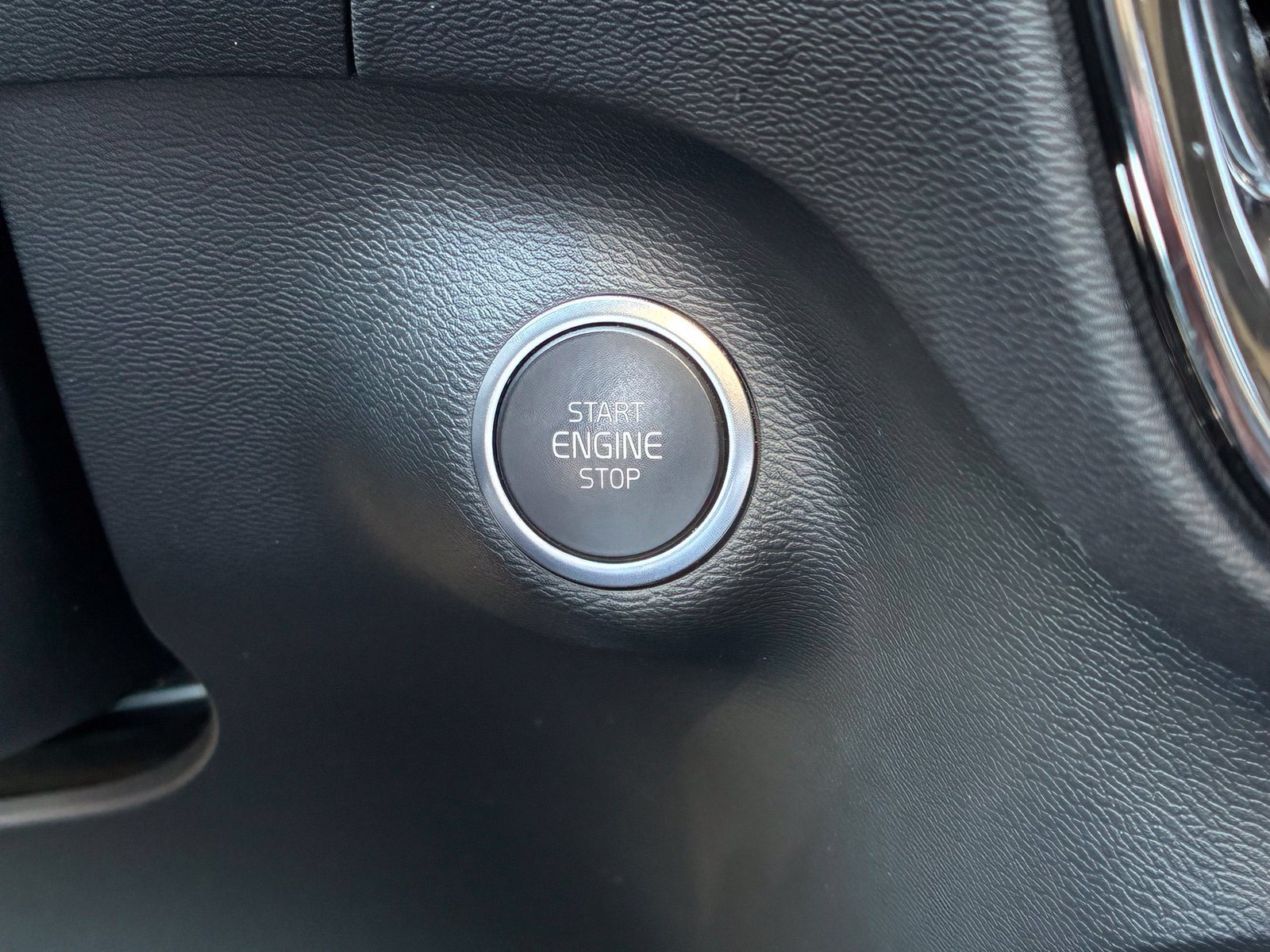 Used 2024 Volvo XC40 B5 Plus AWD/4WD image 22