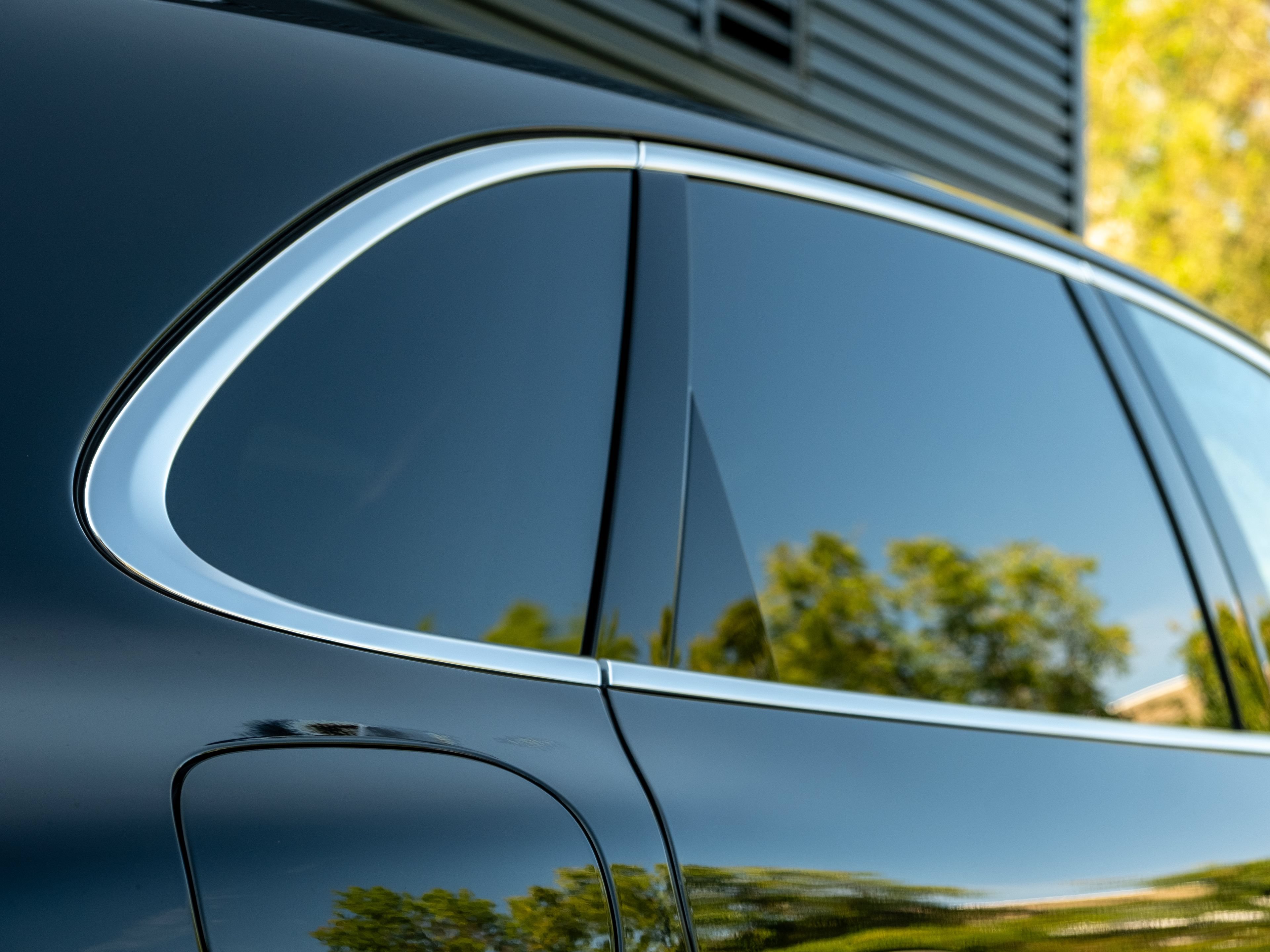 Certified 2025 Porsche Cayenne AWD/4WD image 18