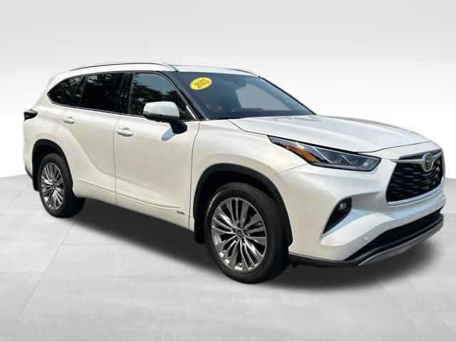 Certified 2025 Toyota Highlander Platinum AWD/4WD image 7