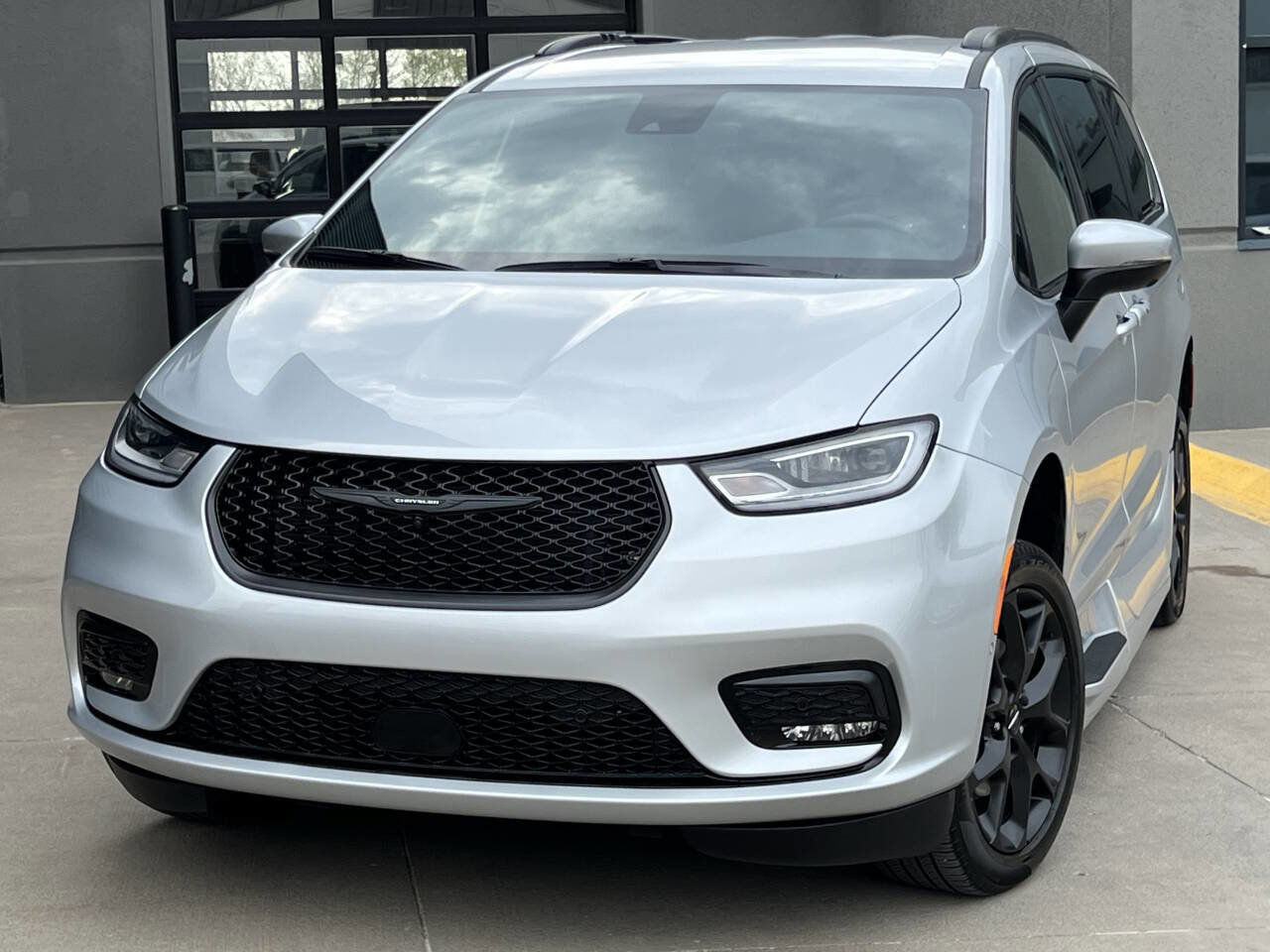 Used 2023 Chrysler Pacifica Touring-L w/ Uconnect Theater Family Group image 5