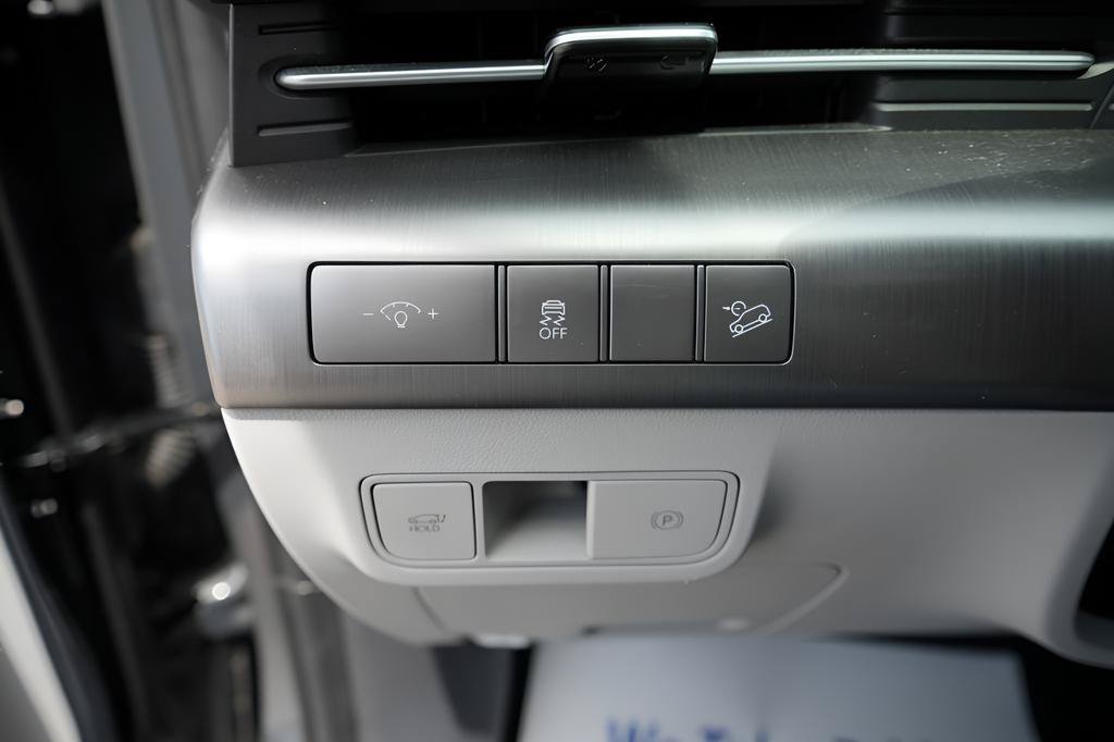 Certified 2024 Hyundai Kona Limited FWD image 25