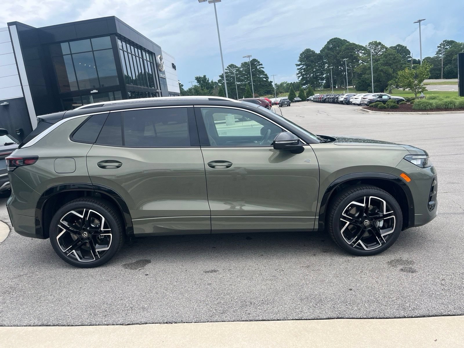 New 2026 Volkswagen Tiguan SEL R-Line AWD/4WD image 3