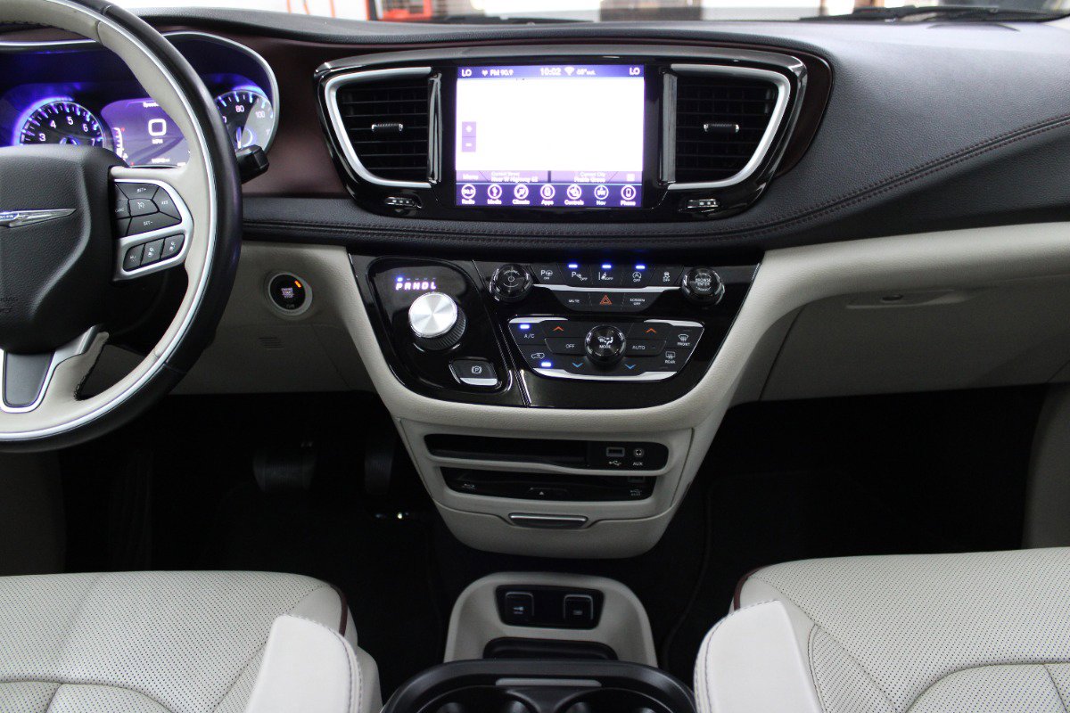 Used 2018 Chrysler Pacifica Limited w/ Advanced Safetytec Group FWD image 27