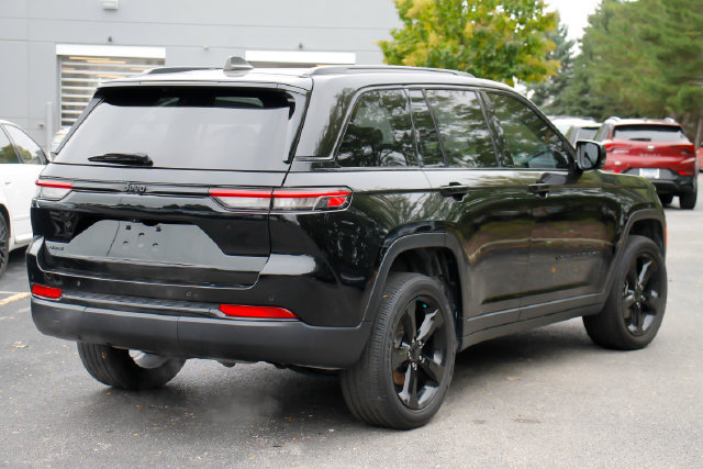 Used 2024 Jeep Grand Cherokee Altitude AWD/4WD image 3