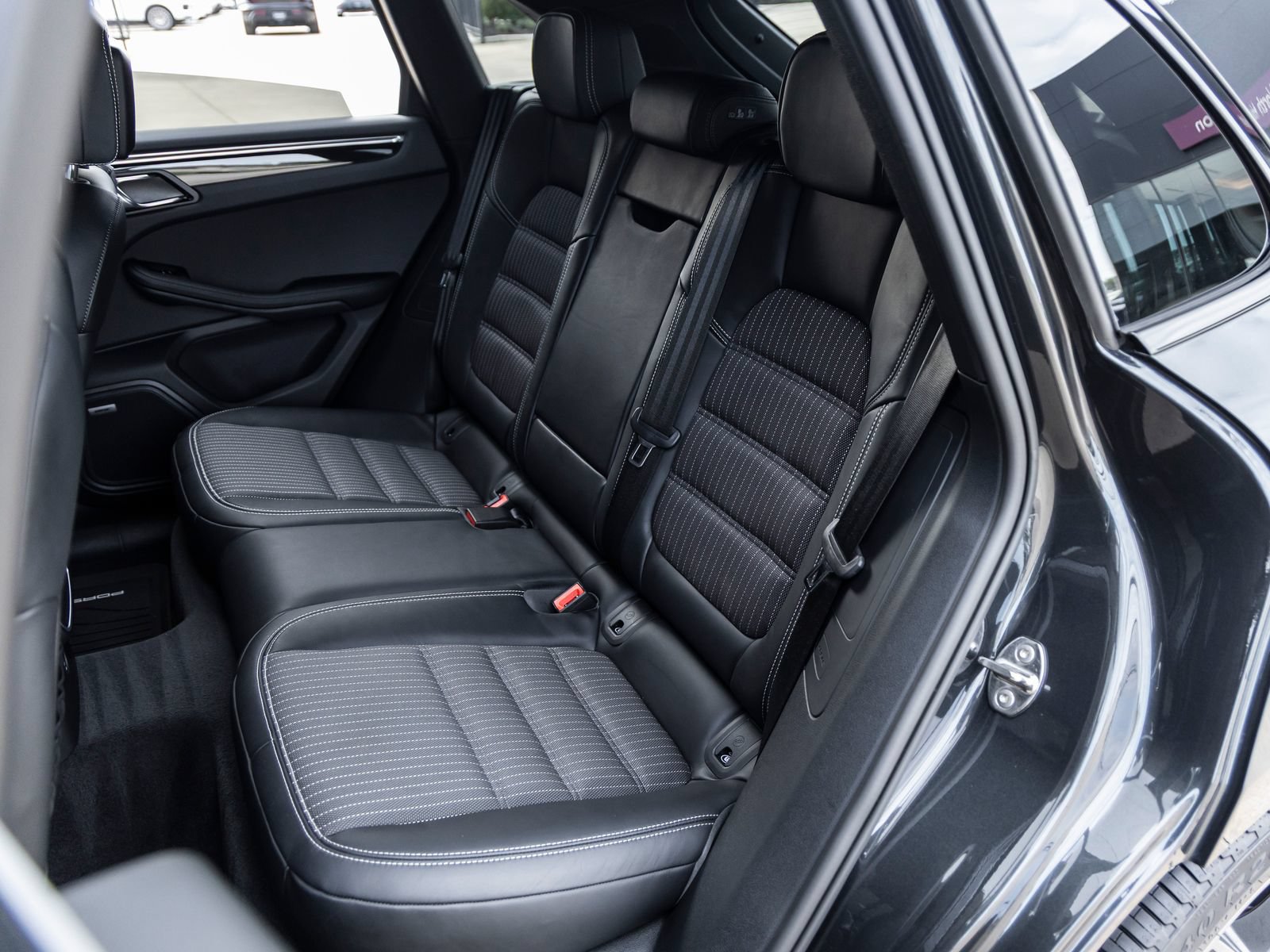 Certified 2025 Porsche Macan Turbo AWD/4WD image 31