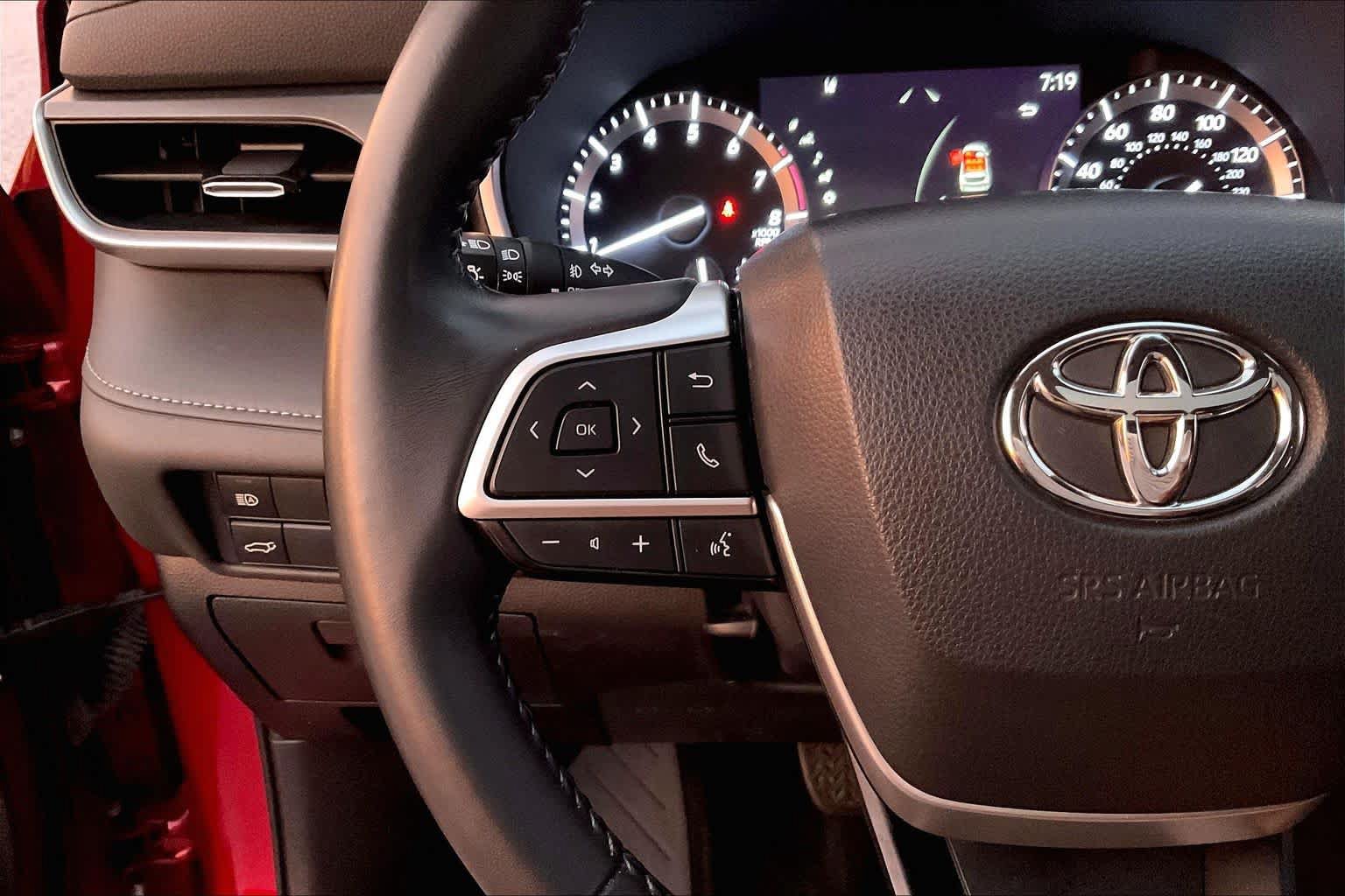 Used 2022 Toyota Highlander XLE FWD image 24