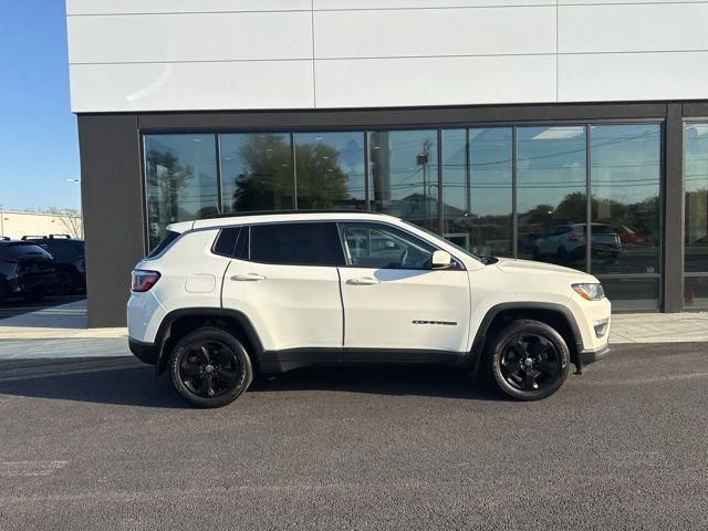 Used 2018 Jeep Compass Latitude w/ Popular Equipment Group AWD/4WD image 2