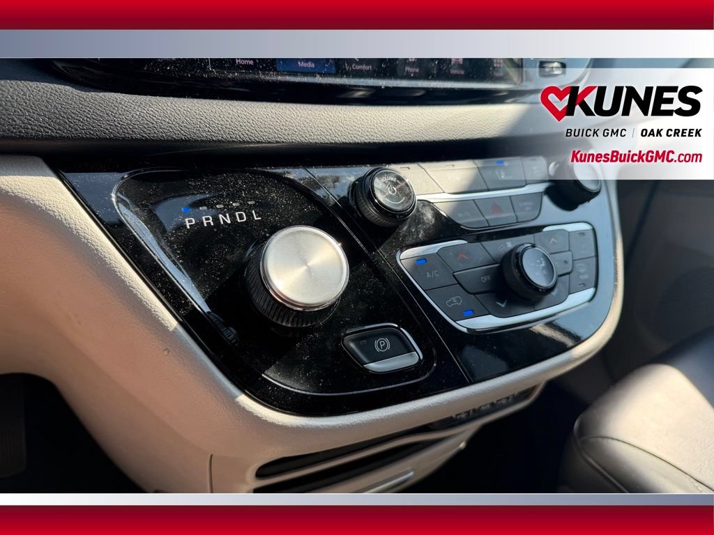 Used 2023 Chrysler Pacifica Touring-L FWD image 25