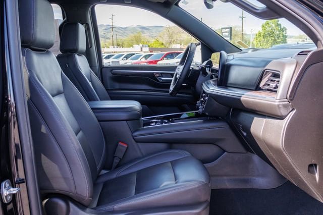 Used 2025 Chevrolet Suburban Z71 AWD/4WD image 7