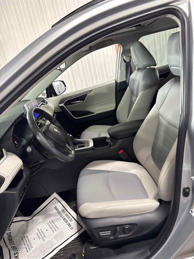 Used 2025 Toyota RAV4 XLE Premium image 15