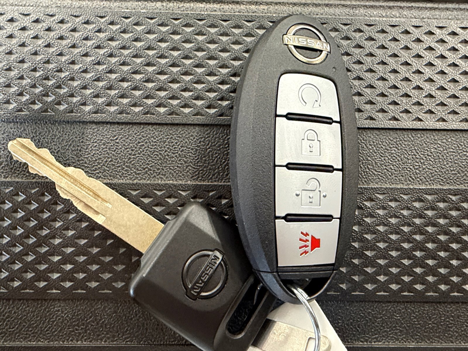 Used 2024 Nissan Frontier SL w/ Technology Package image 32