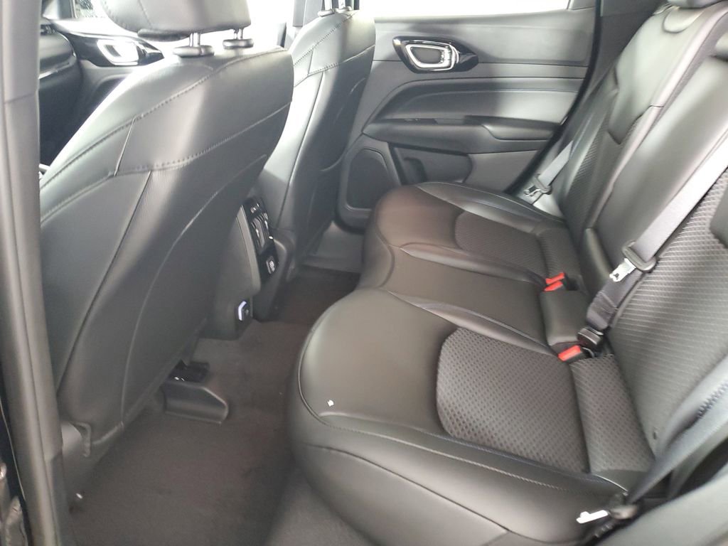 New 2026 Jeep Compass Latitude image 13