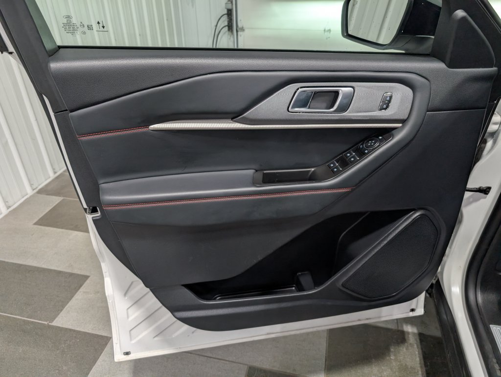 Used 2025 Ford Explorer ST-Line w/ ST-Line Street Pack AWD/4WD image 13