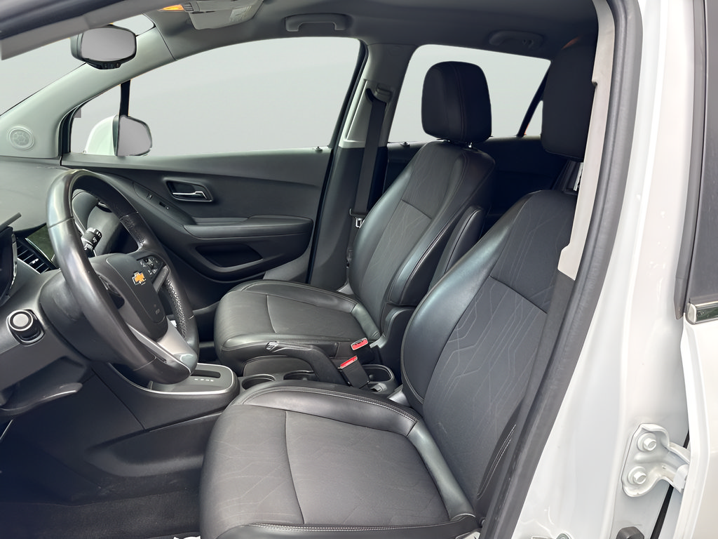 Used 2019 Chevrolet Trax LT w/ LT Convenience Package AWD/4WD image 17