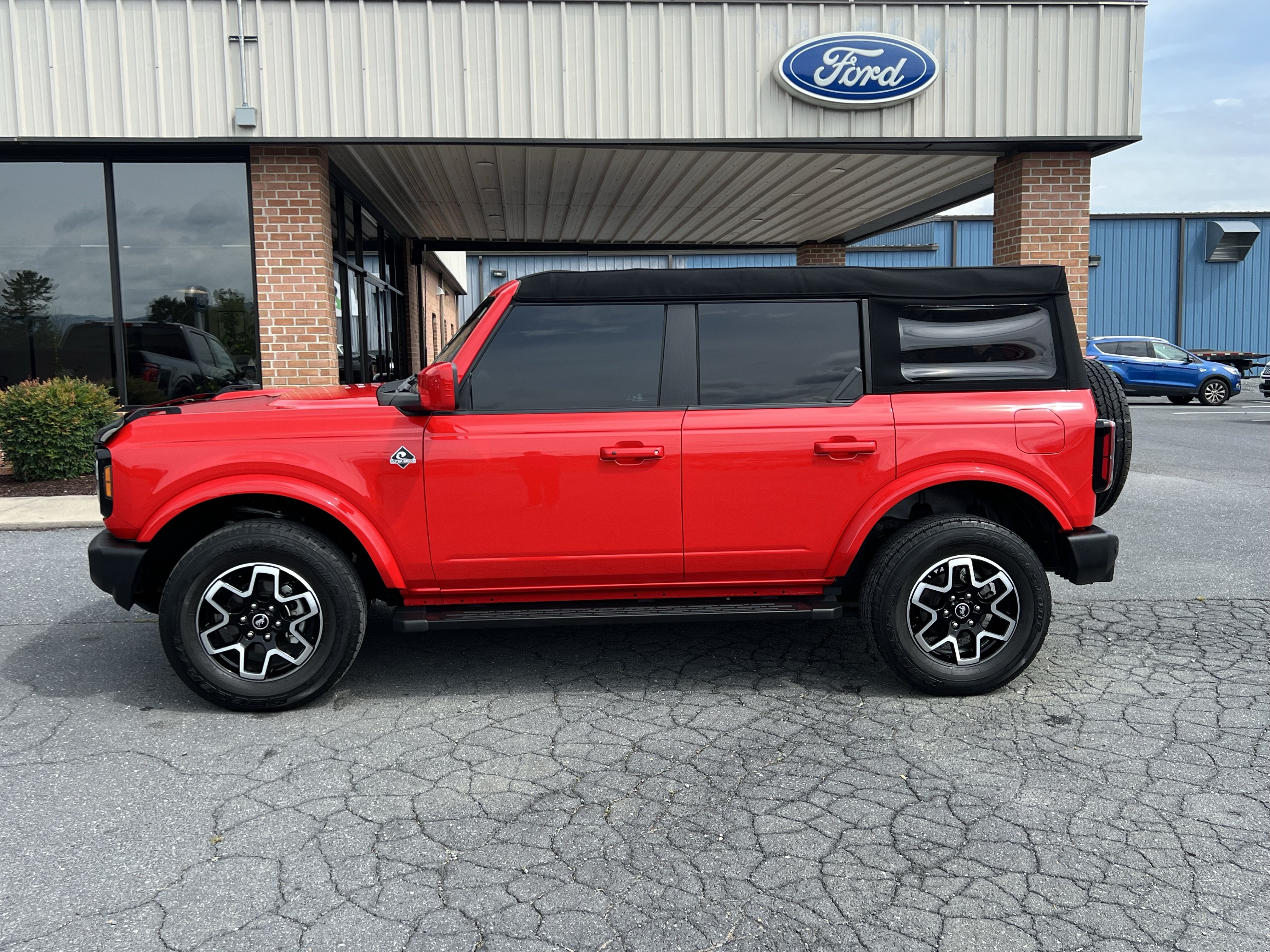 Used 2023 Ford Bronco Outer Banks AWD/4WD image 1