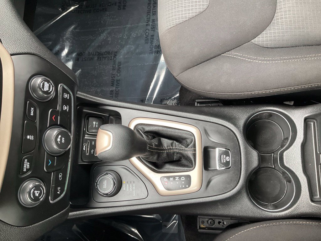 Used 2017 Jeep Cherokee Latitude w/ Cold Weather Group AWD/4WD image 22
