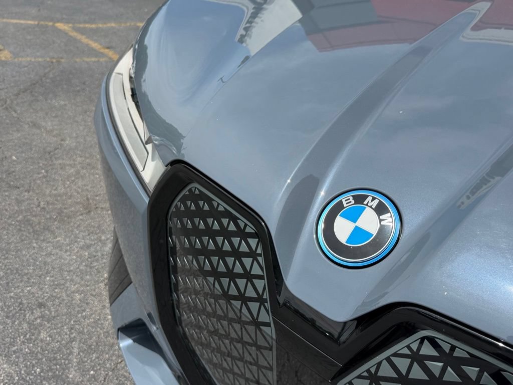 Used 2023 BMW iX xDrive50 w/ Sport Package AWD/4WD image 4
